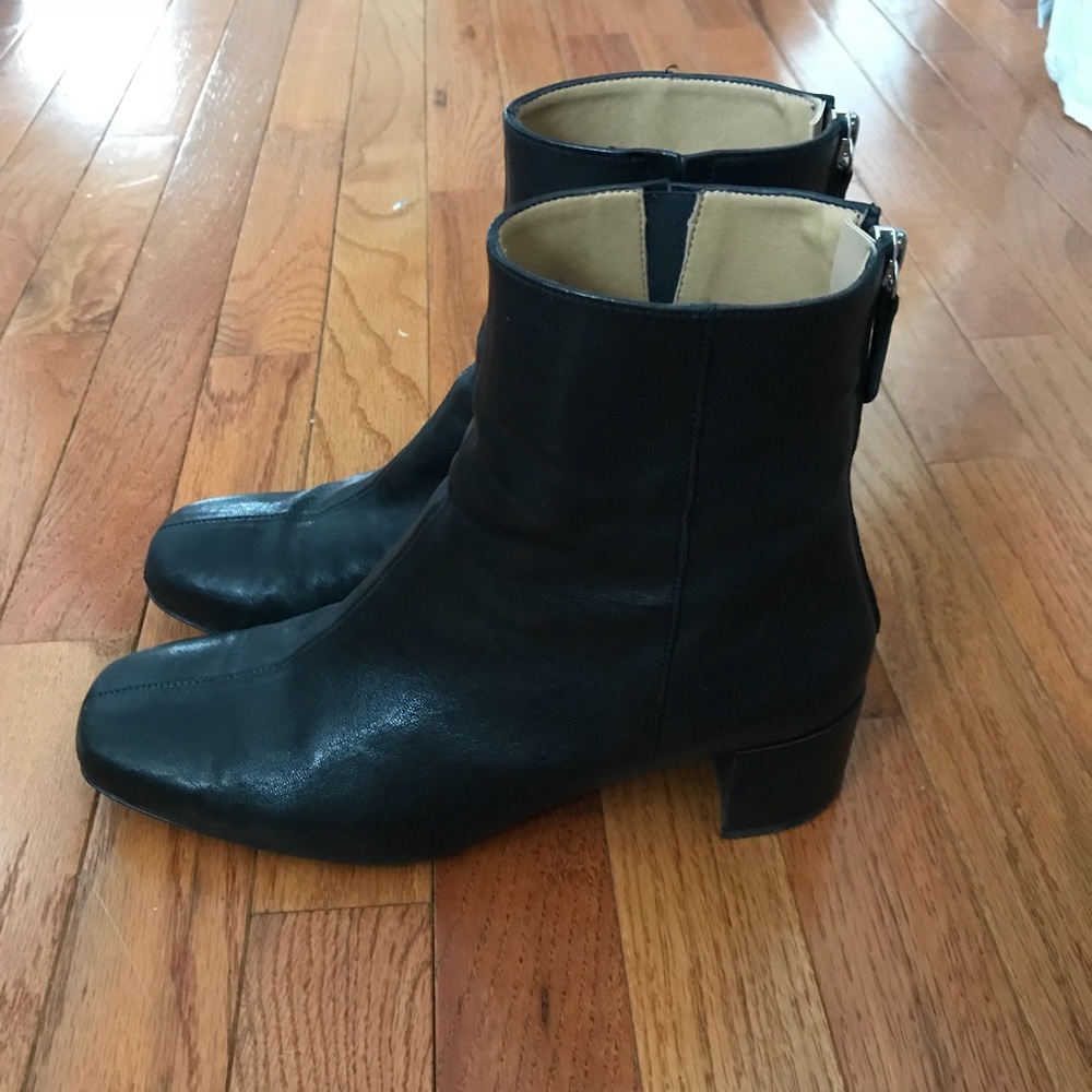 About Arianne Leo boot